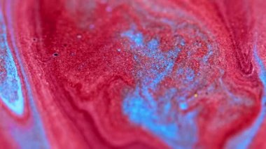 Köpüklü sıvı. Parlak sıvı dökülmüş. Odaklanmamış kırmızı mavi renk parıldayan parçacıklar desen mürekkep karışımı dalga soyut sanat arka planı.