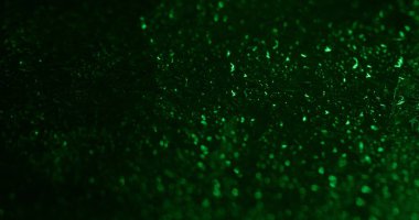 Islak doku. Su damlaları. Işıl ışıl yeşil sıvı yağmur suyu soyut Bokeh hafif sanat arka planında yanıp sönen sıvı.