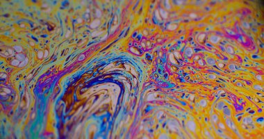 Boya karışımı. Benzin var. Odaklanamayan mor yeşil sıvı yağ eğrisi koyu siyah, bulanık ışık, soyut sanat arka planında akrilik kaygan.