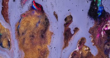 Islak mürekkep dokusu. Parlak sıvı dökülmesi. Odaklanamayan çoklu renk parlatıcı sıvı boya parlak partiküller soyut sanat arka planında hareket ediyor..