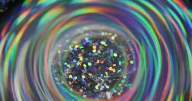 Bulanık Noel fişeği. Işıl ışıl. Odaklanmamış sızıntı, çok renkli yeşil ışınlar, gökkuşağı parıldıyor, ışıltılı lens, soyut sanat ışığı arka planında..