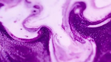 Işıldayan sıvı akışı. Parlak mürekkep. Odaklanmamış mor beyaz renk ışıltılı doku akrilik emülsiyon karışık dalga soyut sanat arka planı.