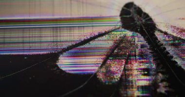 Hasar ekranı. Monitör sorunu. Arızalı kırık cam dokusu ince çizgili ekran yüzeyinde. Yayın kanalı renginin odak dışı bırakılması.