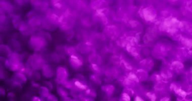 Bulanık ışık. Mor konfeti. Işıltılı noktaların pürüzsüz geçiş noktalarıyla parıldayan yuvarlak noktalar. Garip yanardöner parıltı..