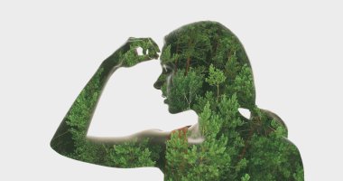 Yaprak surat. Çifte maruziyet. Uyum dengesi. Beyaz arka planda izole edilmiş dinamik yeşil orman yeşilliği olan barışçıl bir kadının silueti..