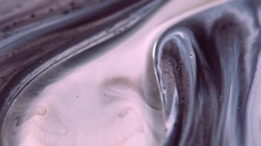 Sıvı jel. Köpüklü boya karışımı. Bulanık mavi beyaz renk parçacıkları desen mürekkep emülsiyon akışı hareket soyut sanat arkaplanı.