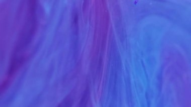 Neon dumanı. Mürekkep galaksisi. Odaklanmamış mor menekşe rengi gradyan boya akışı sihirli deha buharı yağ damlası soyut sanat arkaplanı..