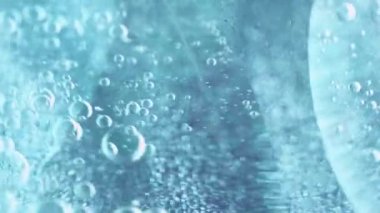Su kabarcıkları. Yağ sıvısı. Odaklanmamış mavi renk sıvısı girdap ıslak parlatıcı desen jel emülsiyonu soyut sanat arka planında yüzüyor.