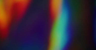 Optik gökkuşağı rengi. Doğal ışık yansıması. Odaksız sızıntı. Sarı ışınlar, koyu siyah soyut bulanık sanat arka planında yanıp sönen ışık parlamaları..