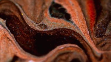 Parlak mürekkep dalgası. Parlak sıvı dökülmüş. Bulanık turuncu siyah renk parıldayan parçacıklar sıvı dokular soyut sanat arka planı.
