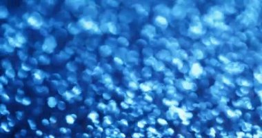 Bokeh ışığı. Mavi işaret fişeği. Işıl ışıl parlayan, atmosferik, parlak yüzey. Odaklanamayan, ışıldayan, ışıl ışıl parlayan daireler efekti..