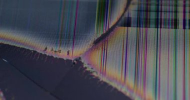 Ekran arızası. Ekran arızası. Bilgisayar yüzeyinde titreşen kırık pikseller. Yayın teknolojisinin bozulması.