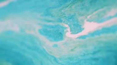 Parlak boya. Islak, ışıldayan bir doku. Odaklanmamış mavi karışık hareket sıvı mermer karışımı dalga yaratıcı renk arkaplanı.