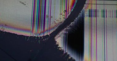 Grunge pikseli. Kırık monitör. Camdaki korkunç siyah çatlak. Renkli, parıltılı kenarı var. Ekran arızası görüntü genişletme kara leke hatası.