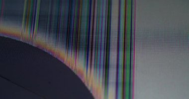 Grunge pikseli. Monitör sorunu. Modern TV yüzeyinde titreşen kırık cam dokusu arızası. Kanal rengi resminin yayınlanamaması.