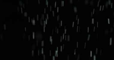 Parlak bulanık bir parıltı. Lazer ışınları. Beyaz renk parıl parıl parlayan parlak ışık parıldıyor soyut karanlık arka planda hareket ediyor.