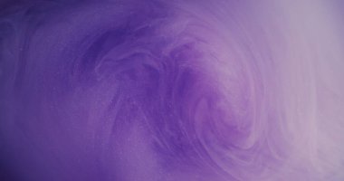 Bulanık sis dalgası. Boya suyu akışı. Mor leylak rengi duman bulutu sıvısı sim parçacıkları soyut sanat arka planında doku mürekkep girdabı.