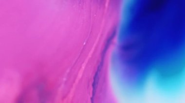 Dikey video. Boya sıçraması. Sıvı dökülmesi. Odaklanmamış neon mavisi renk gradyan emülsiyon dokusu akrilik sıvı dalga hareketi soyut sanat arkaplanı.