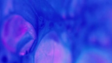 Dikey video. Asit damlası. Yağ köpüğü. Bulanık mavi renk gradyan yarı şeffaf sabun dokusu köpüklü mürekkep suyu harmanlama hareketi soyut sanat arka planı.