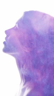 Dikey video. Esrarengiz portre. Ruhsal aydınlanma. Kadın siluetinde mor sis, beyaz arka planda izole edilmiş çift pozlama..