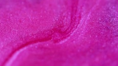 Krema parıltısı. Işıl ışıl. Odaklanmamış pembe renkli parlak pullu parçacıklar şeffaf emülsiyon dalgası hareketli bokeh ışık dokusu soyut sanat arka planı.