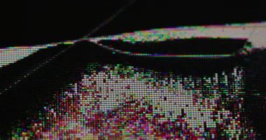 Grunge pikseli. Yayın sorunu. Cam çatlakları olan kırık ekran taneli yüzey. Siyah şekilsiz, ıslak, parıldayan ölü nokta..