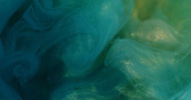 Parıltılı bir dönüş. Odaklanamayan sis girdabı. Mavi renkli parlayan buhar dokusu mürekkep yüzen boya karışımı soyut sanat arka planında fırıl fırıl dönüyor.