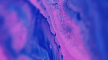 Dikey video. Mermer mürekkep. Sıvı dökülmesi. Odaklanmamış mavi renk sıvı emülsiyon karışımı sızıntı akış damarı dalga motifi soyut sanat arka planı.