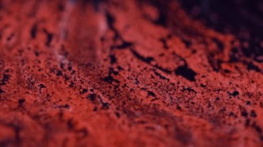 Boya sıvısı. Islak sim dokusu. Soyut sanat arka planında çözünmüş kırmızı siyah renkli, parıldayan sıvı mürekkep karışımı dalga hareketi.