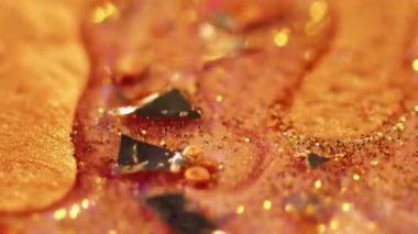 Parıldayan jel dalgası. Işıldayan boya döküldü. Odaklanmamış altın rengi parlak metalik pullar yağlı mürekkep parlatıcısı akışkan akış hareketi soyut sanat arka planı ve bokeh ışıkları.