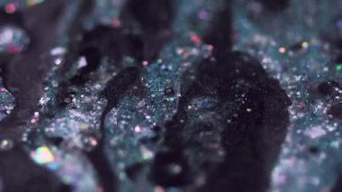 Köpüklü jel dokusu. Işıldayan boya. Bulanık mavi renkli holografik pullar. Parlak yağ emülsiyonu. Bokeh ışıkları ile soyut sanat arkaplanı..