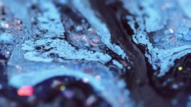 Köpüklü karışım. Mürekkep damlası. Odaklanmamış siyah mavi renk holografik parçacıklar boya karışımı yağ emülsiyon sıvısı akışı hareketli soyut sanat arka planı.