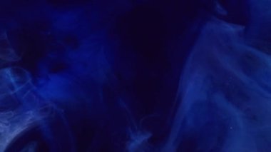 Bulutlu resim. Yağ sıvısı. Su çekin. Parlak girdap. Kahin küresi. Koyu siyah sanat soyut arka planında parıldayan mavi renk, parıldayan tahıl dokusu bulutu..