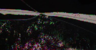 Arıza bulanıklığı. Kırık pikseller. Hasarlı LCD ekranın siyah ıslak yüzeyi ve renkli tanecikli başarısız noktalar. Parlak matris çiziği.