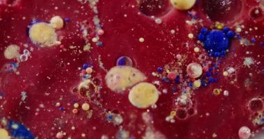 Boya akıyor. Renkli katmanlı emülsiyon. Karşıtlık karıştırma akışı. Jel yağı tozlu sim. Ayrılmış bileşenler kalın kırmızı opak sıvı. Sıvı pigment parçacıkları.