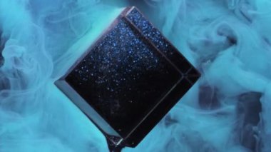 Galaksi sisi. Renkli su. Neon mavisi buhar akışı parıldayan çizgili siyah obsidyen geometrik form siyah arkaplan hareketini serbest bırakır.