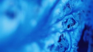 Boya damlası. Sıvı karışımı. Odaklanmamış mavi renk ıslak akrilik emülsiyon karışık dalga akış mermer desen soyut sanat arka planı.