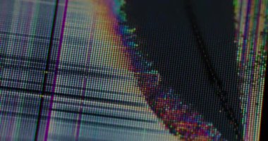 Analog parazit. Monitör kaplaması. Kırık tahıl TV ekranının bozuk dijital kanal sinyali. Arızalı bulanık çizgi piksel ızgara parlayan matris.