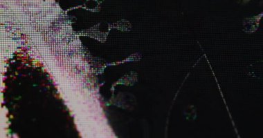Grunge matrisi. Kırık ekran. Dalgalı siyah sıvıyı hasarlı yüzey plazma televizyonuna yayıyor. Renkli piksellerin arızalı parıltısı bulanık efekt.
