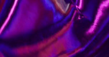 Parlak folyo etkisi. Renk değişimi dalgası. Neşeli bir arka plan. Doku kıvrımlı çizgi. Akan holografik gölge alevi. Yavaş çekim gelecek tasarımı.