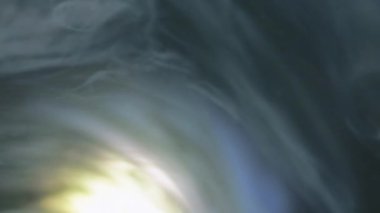 Yüzen buhar. Bulanık sis girdabı. Fırtınalı bir dönüş. Odaklanamayan mavi renkli parlayan su karışımı sarmal hareket soyut sanat arkaplanı.