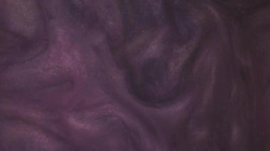 Sis girdabı. Su parıltısı. Mor lüks duman, su altında parlayan sihirli mürekkep. Uğursuz kozmik sıvı ruhani duman soyut arka plan..