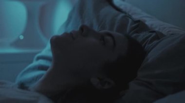 Gece yorgunluğu. Uyku sorunu. Yorgun, bunalımlı, yalnız bir kadın karanlık yatak odasında tavana bakıyor..