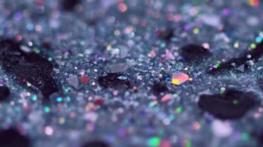 Işıldayan parlatıcı. Sıvı sim dokusu. Bulanık mavi renkli holografik pullar yağlı boya damlaları soyut sanat arka planı ve bokeh ışıkları.