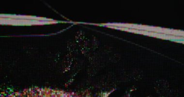 Hasarlı matris. Analog parazit. Çarpışan kristallerden dökülen siyah sıvıyla çatlamış bir görüntü. Dijital renk gürültüsü arızalı elektronik eserler.