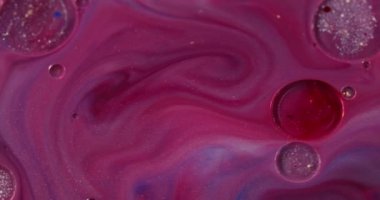 Mürekkep akışı. Akıntı figürlerini boya. Pembe tonda ton değişimi. Yağlı altın parıltılı baloncuk. Yumuşak renk arkaplan karışımı. Emülsiyon parlama etkisi.