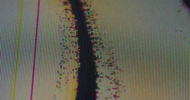 Ekran çatlağı. Gökkuşağı çarpıtması. Aydınlatılmış siyah kırık cam ekran ve bozuk piksel çizgisi. Başarısız gösteri grunge kipi.