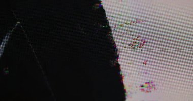 Kırık ekran. Analog parazit. Gökkuşağı yanardöner kenarlıklı LCD ekranının karşıt renk bozulması. Dijital arıza gürültüsünün hasarlı dokusu yüzeyi çatlattı.