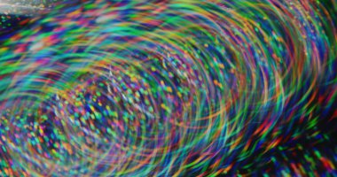 Konfeti şenlikli. Odaklanamayan daire. Mor sarı çoklu renk parçacıkları ışıldayan ışıltılar soyut bulanık bokeh ışık arkaplanı üzerinde hareket ediyorlar.