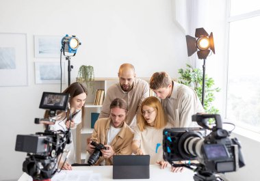 Medya tartışması. Proje stratejisi. İş arkadaşları işten önce görevleri tartışır. Stüdyo profesyonel takım arkadaşlığı planlama kapalı alanda video çekimi.